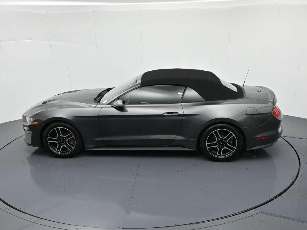 Ford Mustang Vehicle Full-screen Gallery Image 18