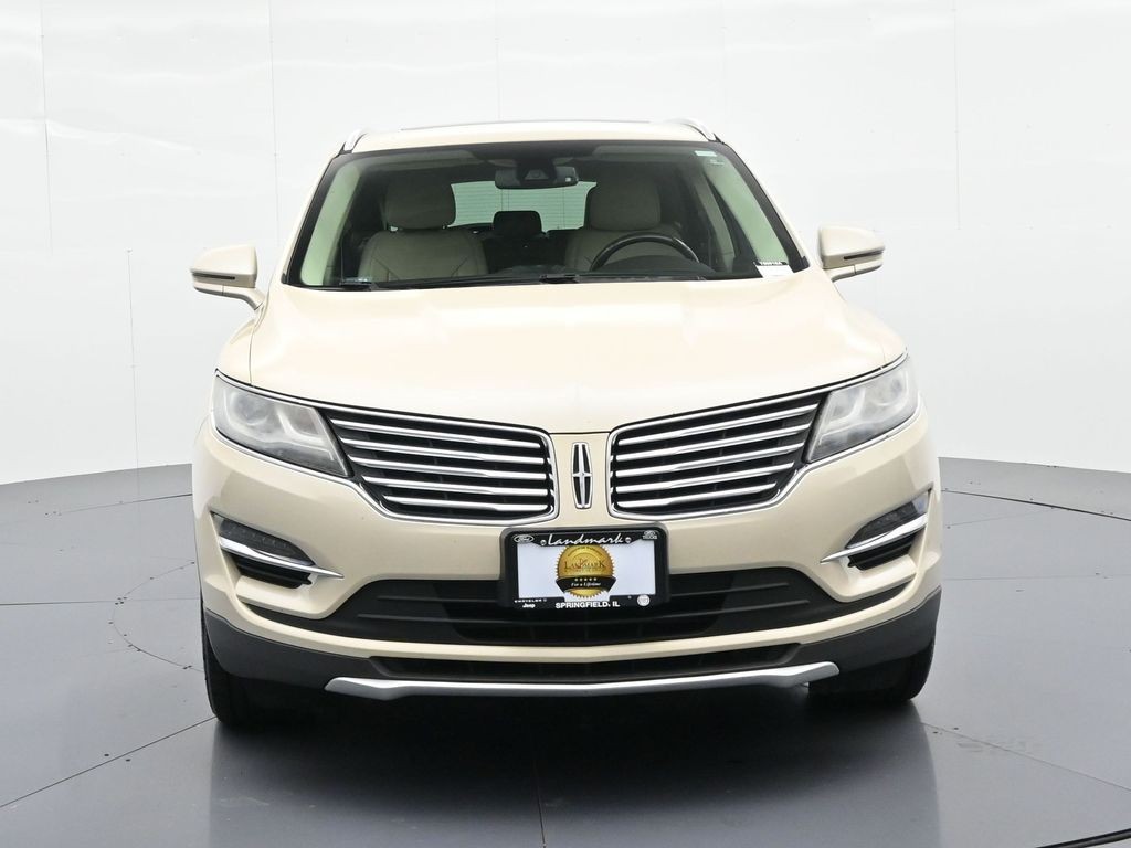 Lincoln MKC Vehicle Full-screen Gallery Image 3