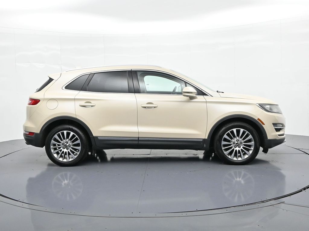 Lincoln MKC Vehicle Full-screen Gallery Image 5