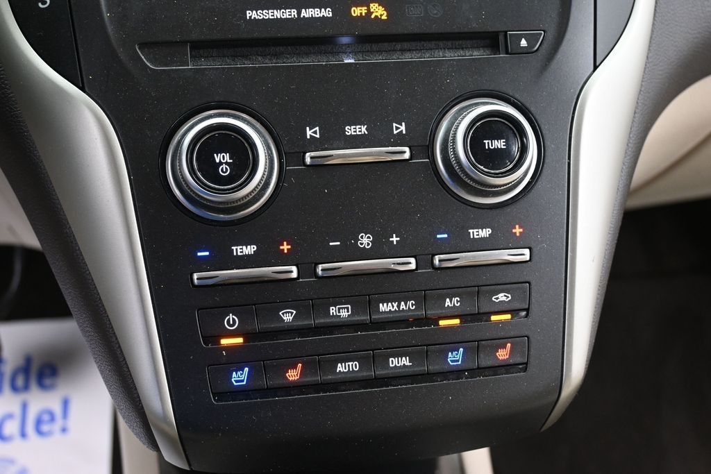 Lincoln MKC Vehicle Full-screen Gallery Image 11