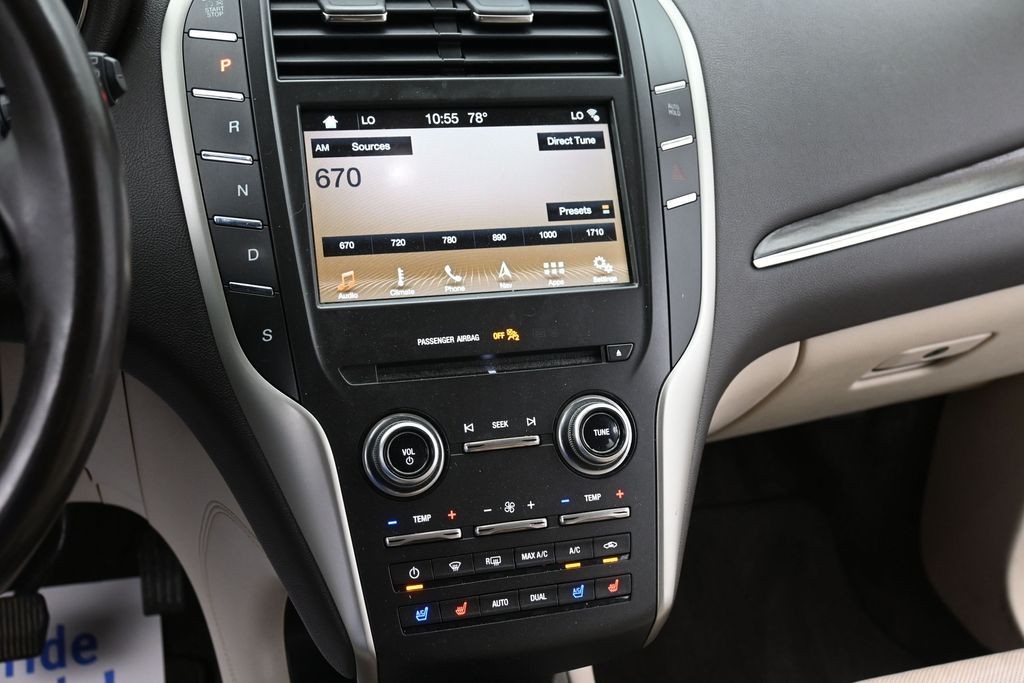Lincoln MKC Vehicle Full-screen Gallery Image 12