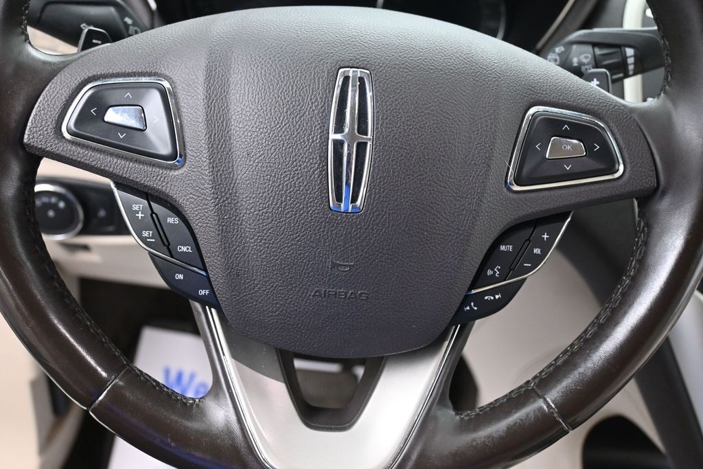 Lincoln MKC Vehicle Full-screen Gallery Image 13