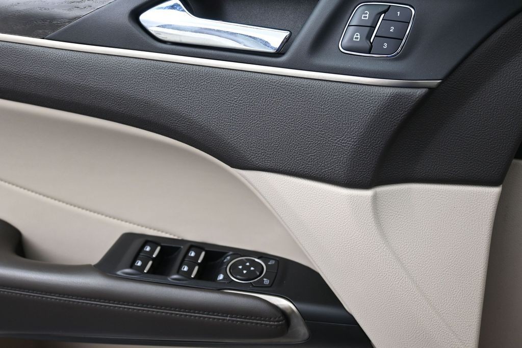 Lincoln MKC Vehicle Full-screen Gallery Image 14