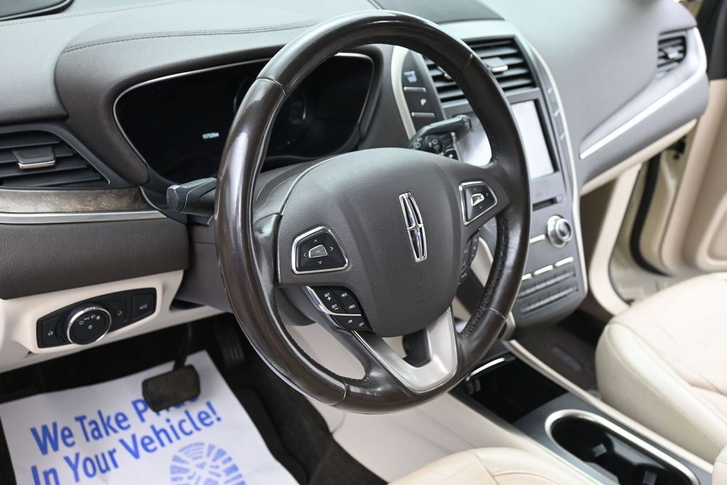 Lincoln MKC Vehicle Full-screen Gallery Image 15