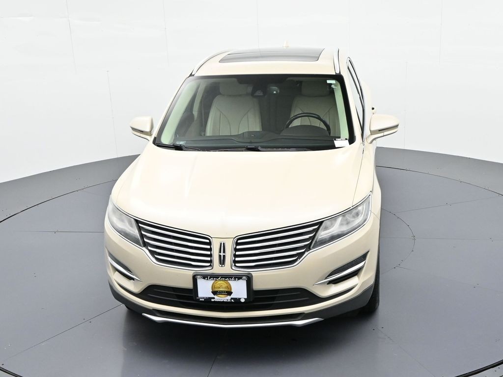 Lincoln MKC Vehicle Full-screen Gallery Image 17