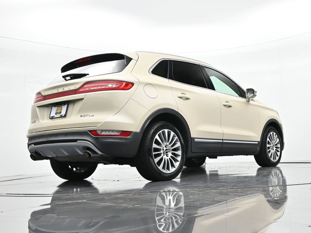 Lincoln MKC Vehicle Full-screen Gallery Image 22