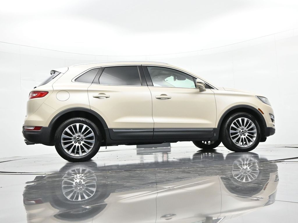 Lincoln MKC Vehicle Full-screen Gallery Image 23