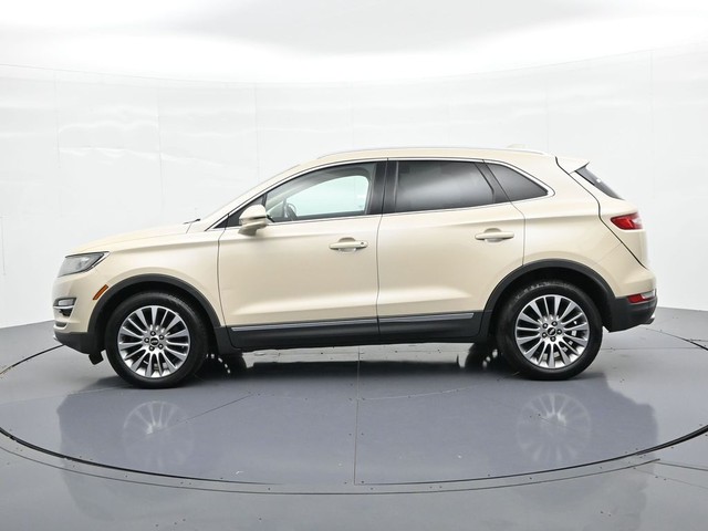 Lincoln MKC Vehicle Full-screen Gallery Image 9