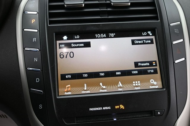 Lincoln MKC Vehicle Full-screen Gallery Image 10