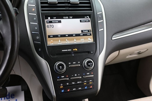 Lincoln MKC Vehicle Full-screen Gallery Image 12