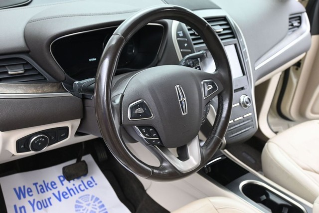 Lincoln MKC Vehicle Full-screen Gallery Image 15