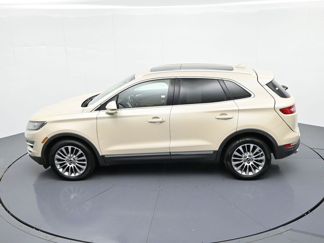 Lincoln MKC Vehicle Full-screen Gallery Image 19