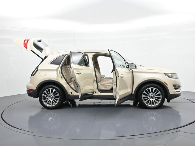 Lincoln MKC Vehicle Full-screen Gallery Image 24