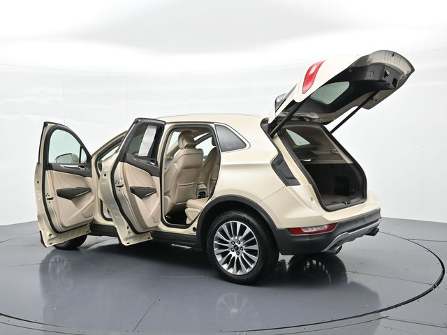 Lincoln MKC Vehicle Full-screen Gallery Image 25