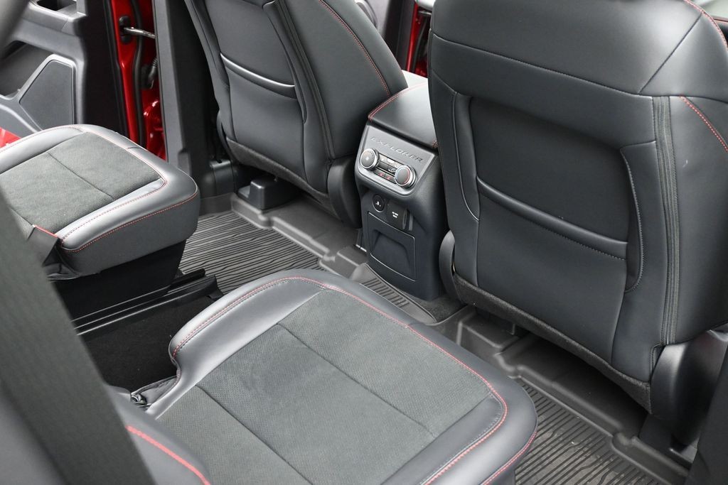 Ford Explorer Vehicle Full-screen Gallery Image 10