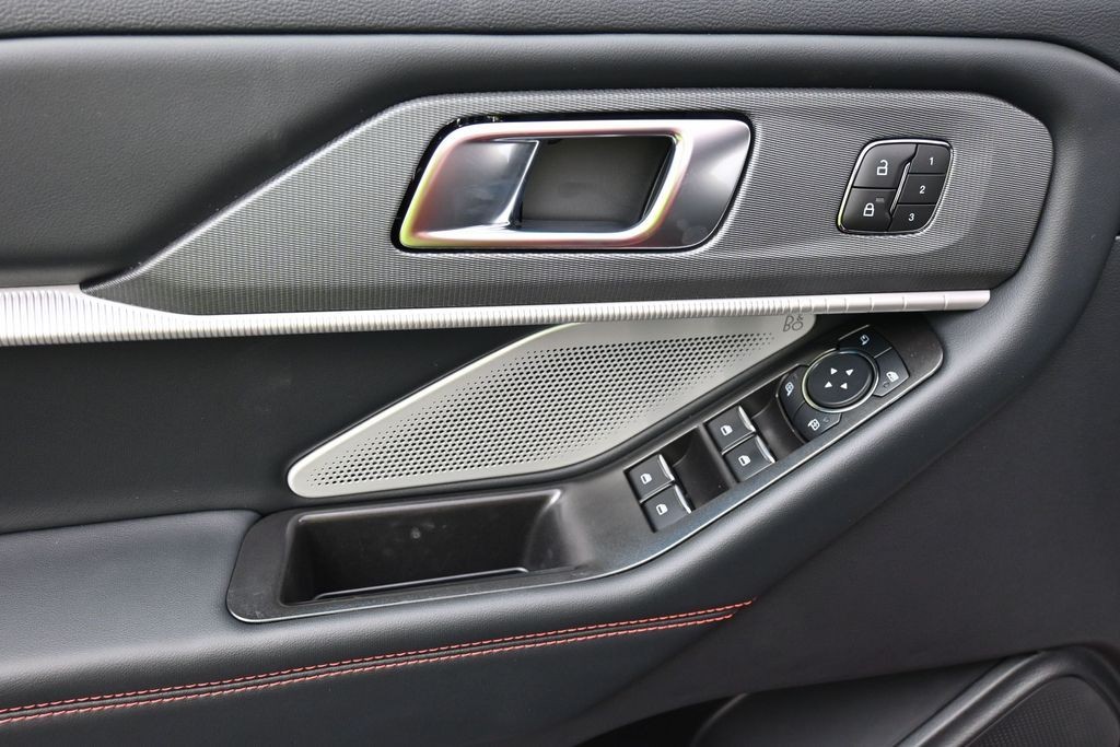 Ford Explorer Vehicle Full-screen Gallery Image 15