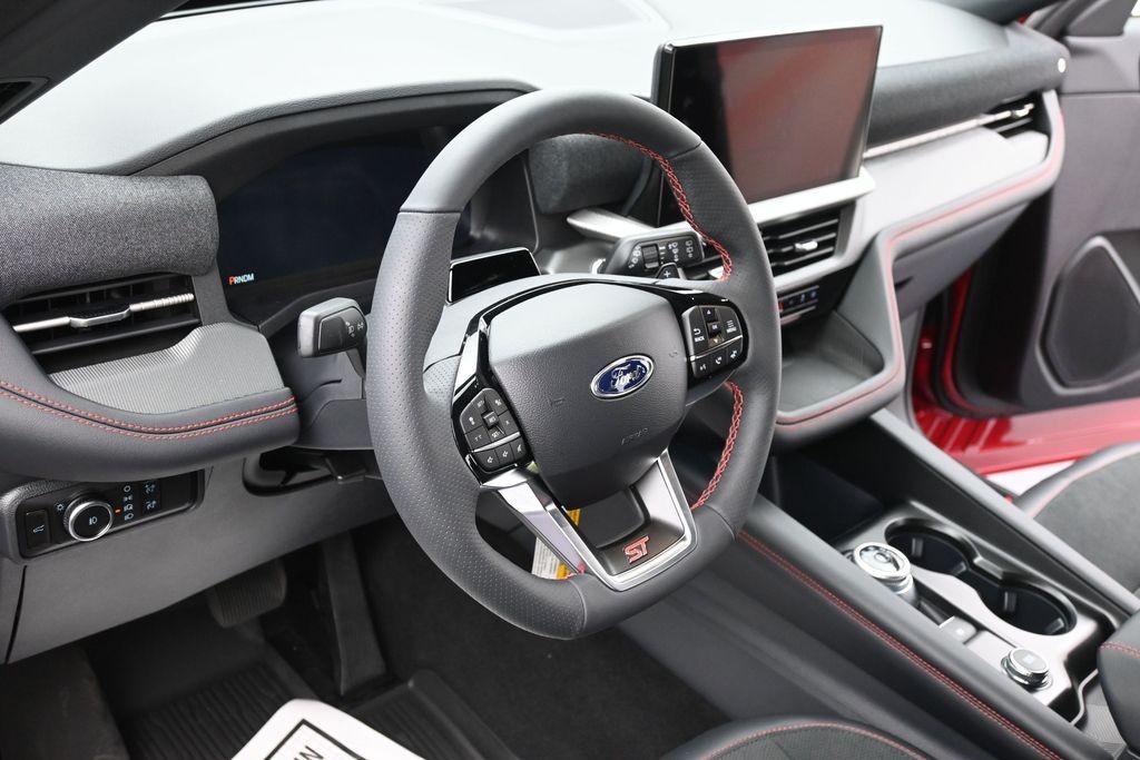 Ford Explorer Vehicle Full-screen Gallery Image 16