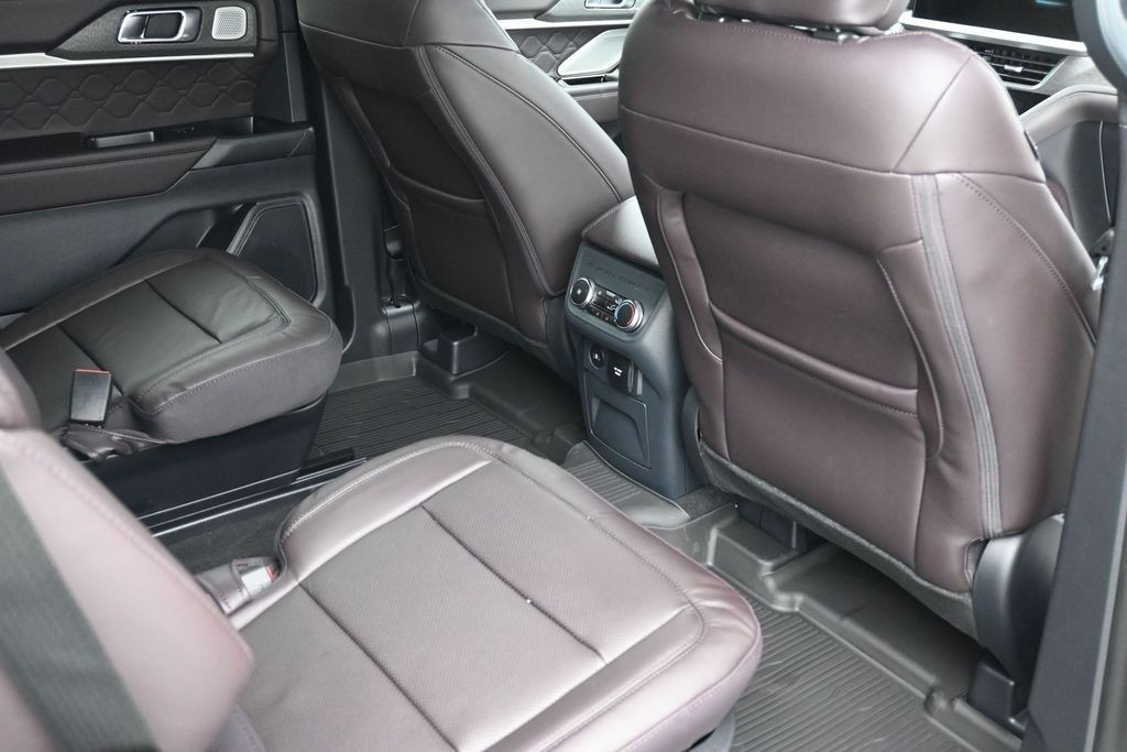 Ford Explorer Vehicle Full-screen Gallery Image 11