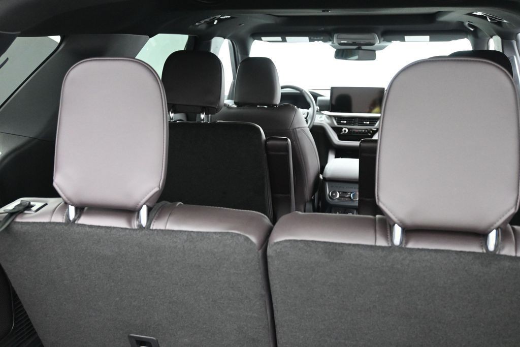 Ford Explorer Vehicle Full-screen Gallery Image 12