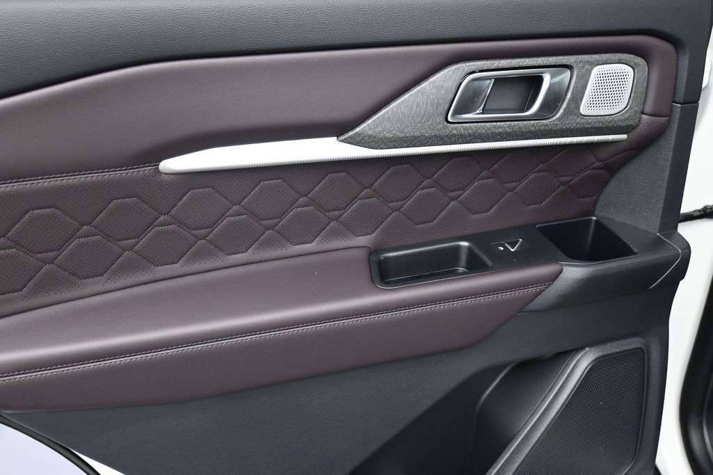 Ford Explorer Vehicle Full-screen Gallery Image 13