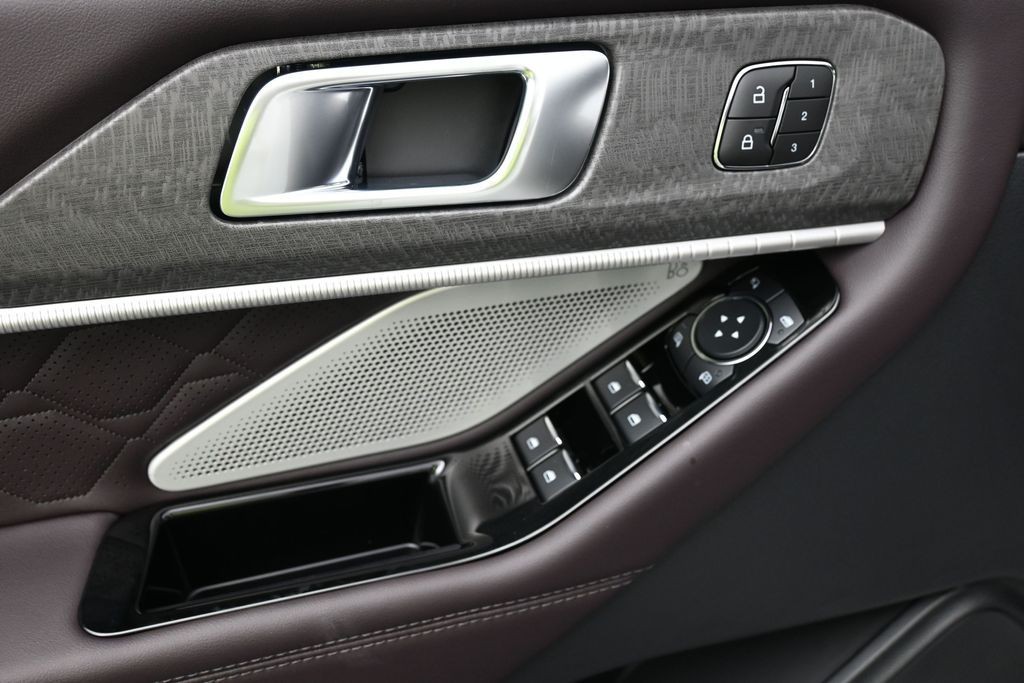 Ford Explorer Vehicle Full-screen Gallery Image 14