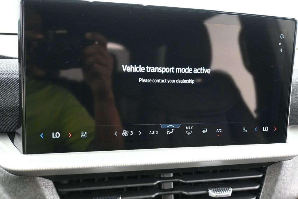 Ford Explorer Vehicle Full-screen Gallery Image 17
