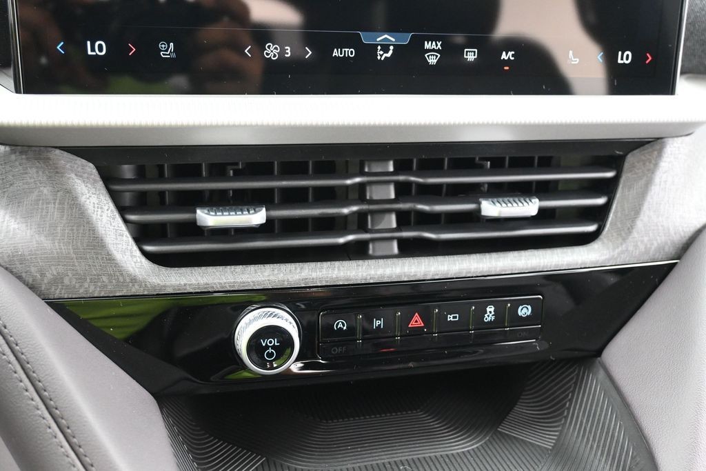 Ford Explorer Vehicle Full-screen Gallery Image 18