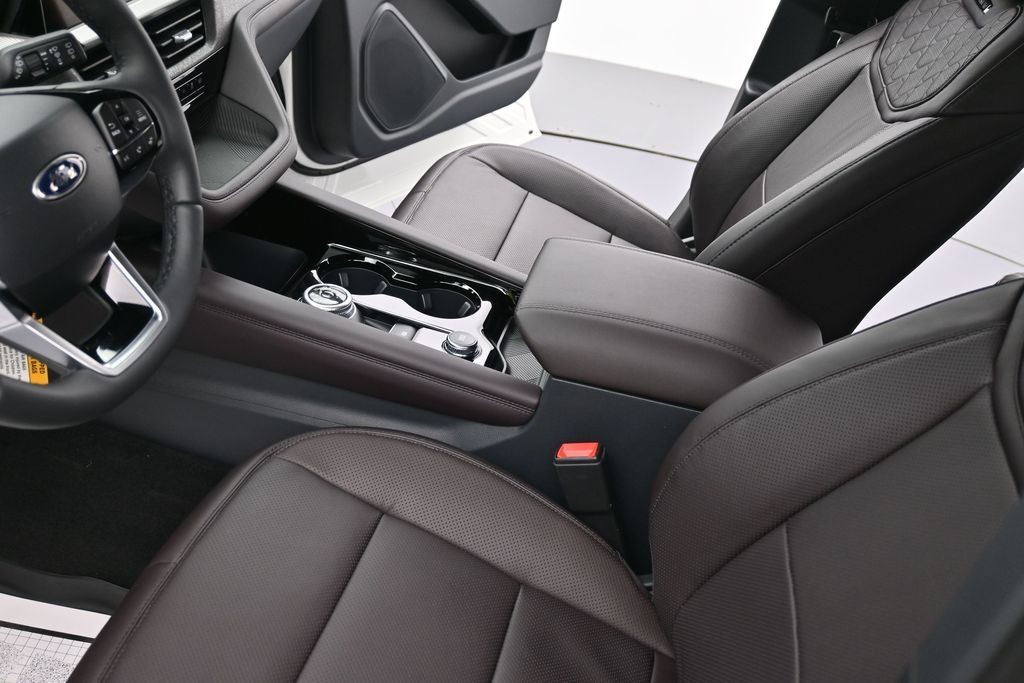Ford Explorer Vehicle Full-screen Gallery Image 23