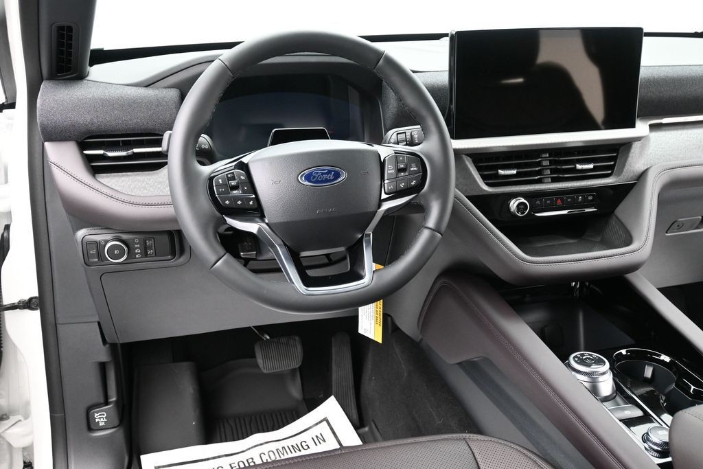 Ford Explorer Vehicle Full-screen Gallery Image 24