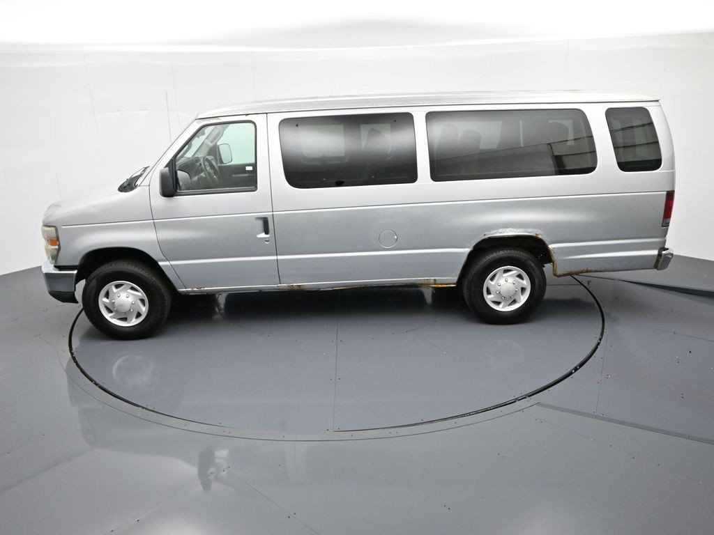 Ford Econoline Cargo Van Vehicle Full-screen Gallery Image 16