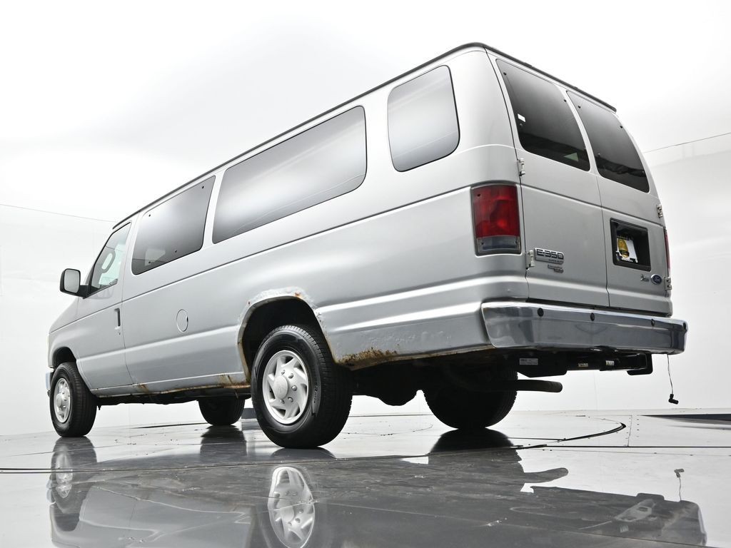 Ford Econoline Cargo Van Vehicle Full-screen Gallery Image 17