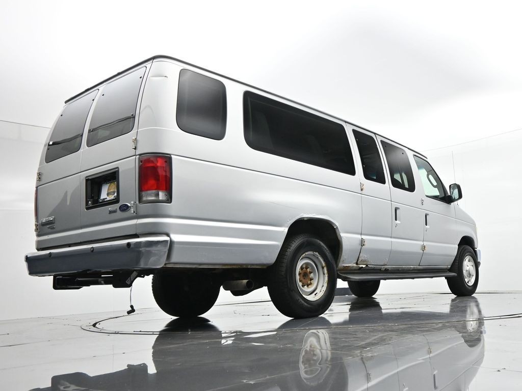 Ford Econoline Cargo Van Vehicle Full-screen Gallery Image 19