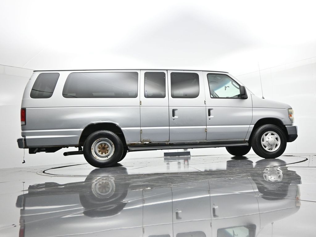 Ford Econoline Cargo Van Vehicle Full-screen Gallery Image 20