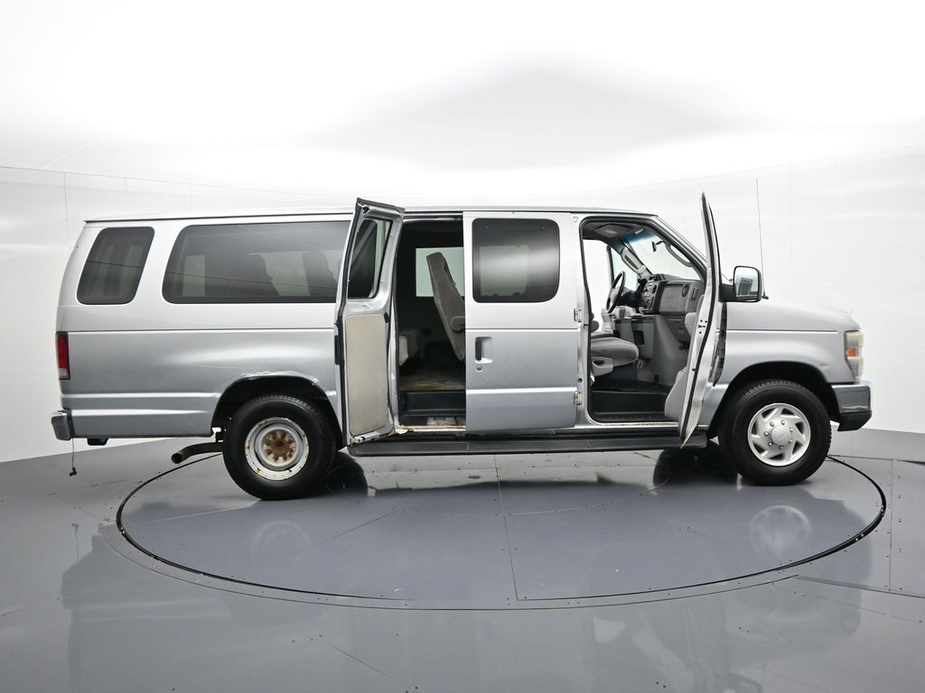 Ford Econoline Cargo Van Vehicle Full-screen Gallery Image 21