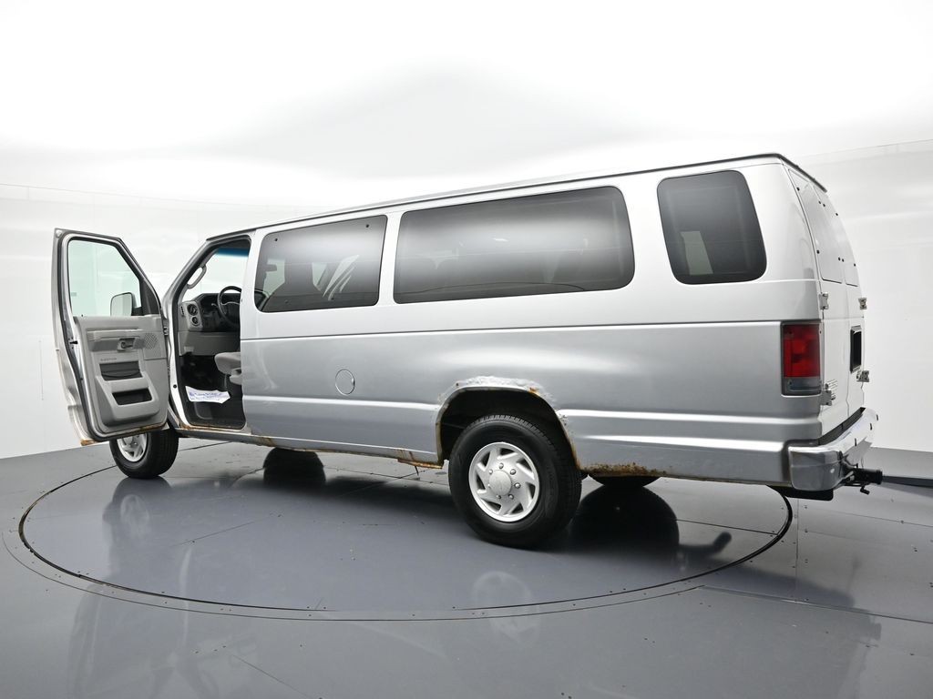 Ford Econoline Cargo Van Vehicle Full-screen Gallery Image 22