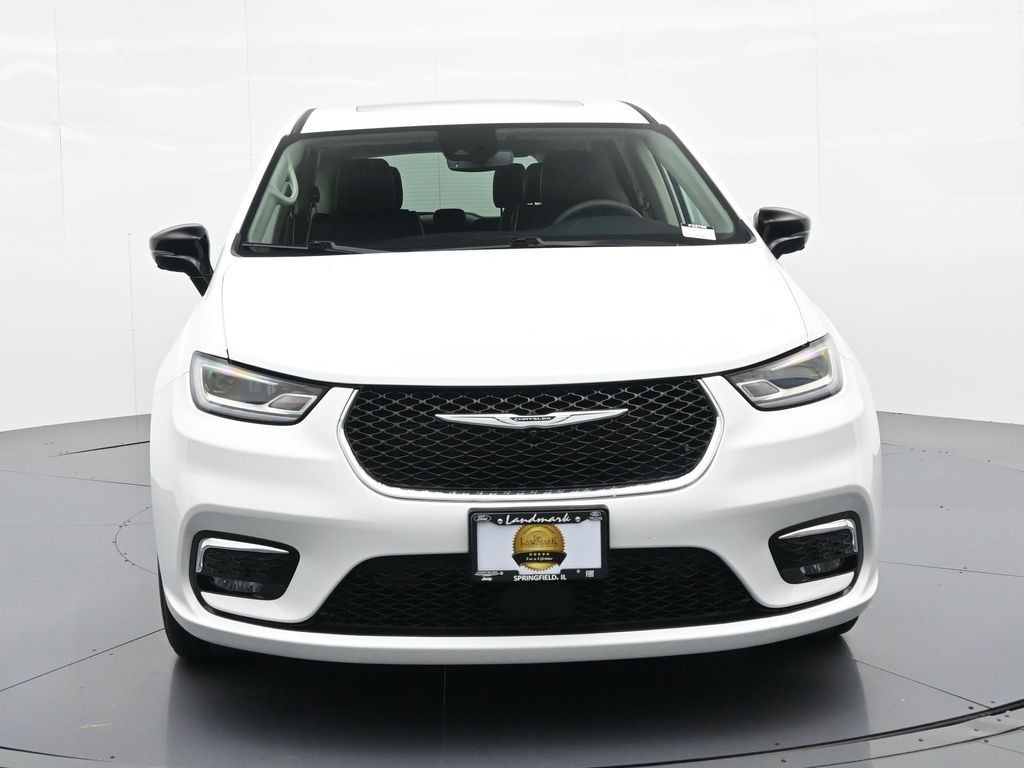 Chrysler Pacifica Vehicle Full-screen Gallery Image 3