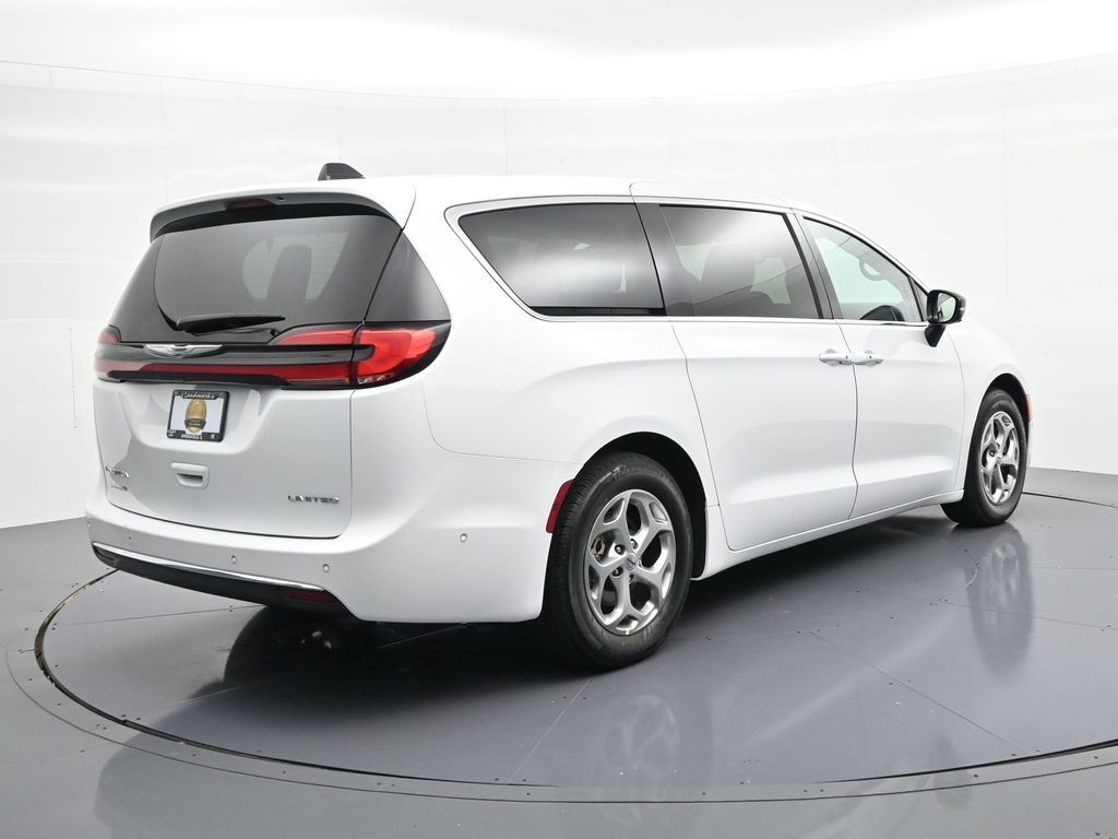 Chrysler Pacifica Vehicle Full-screen Gallery Image 6