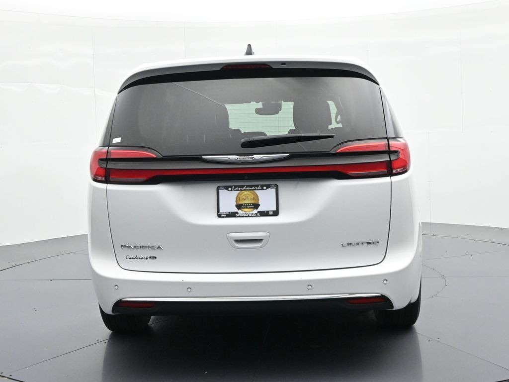 Chrysler Pacifica Vehicle Full-screen Gallery Image 7