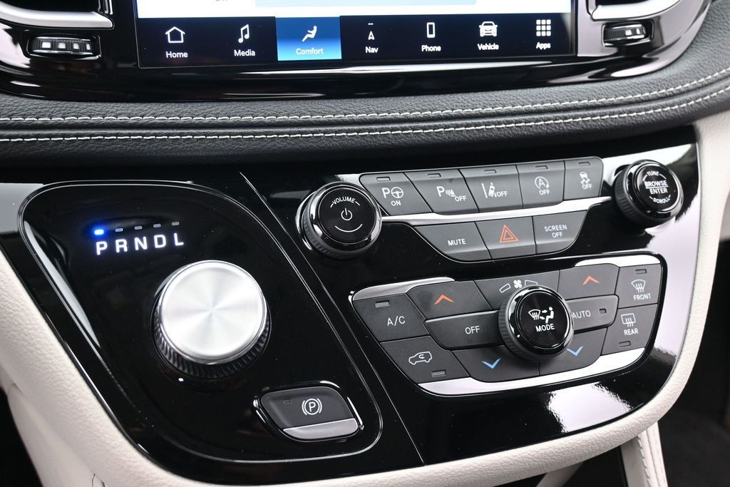 Chrysler Pacifica Vehicle Full-screen Gallery Image 11