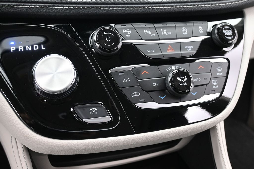 Chrysler Pacifica Vehicle Full-screen Gallery Image 12