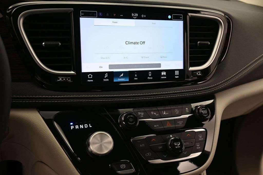 Chrysler Pacifica Vehicle Full-screen Gallery Image 13