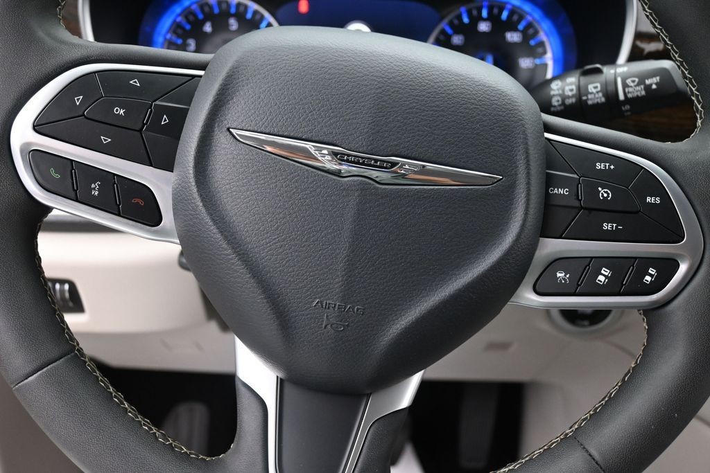 Chrysler Pacifica Vehicle Full-screen Gallery Image 14