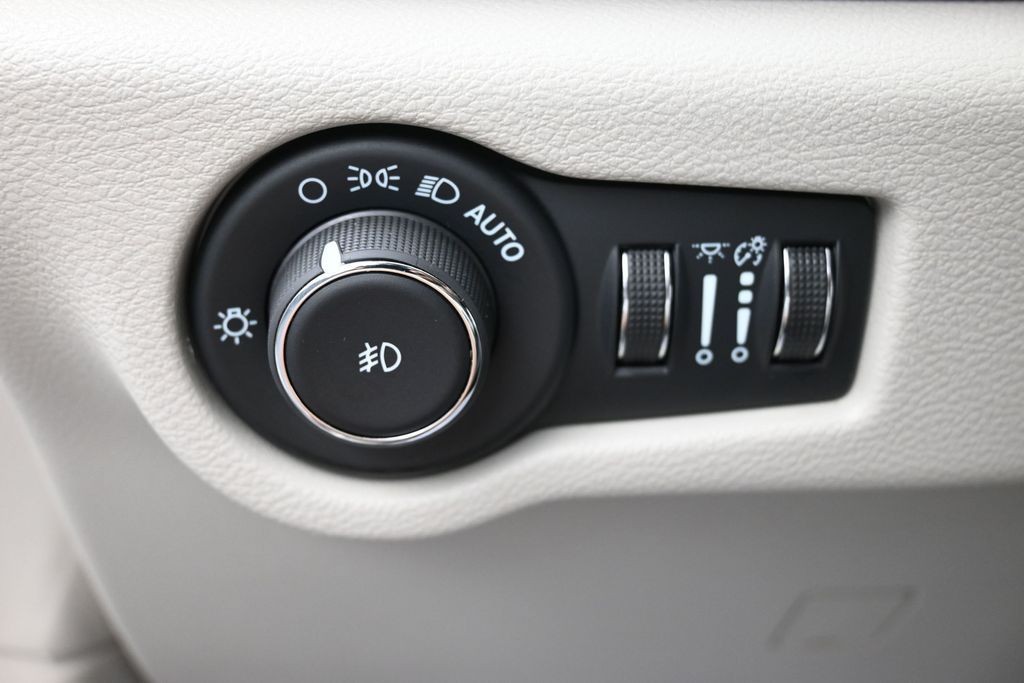 Chrysler Pacifica Vehicle Full-screen Gallery Image 15