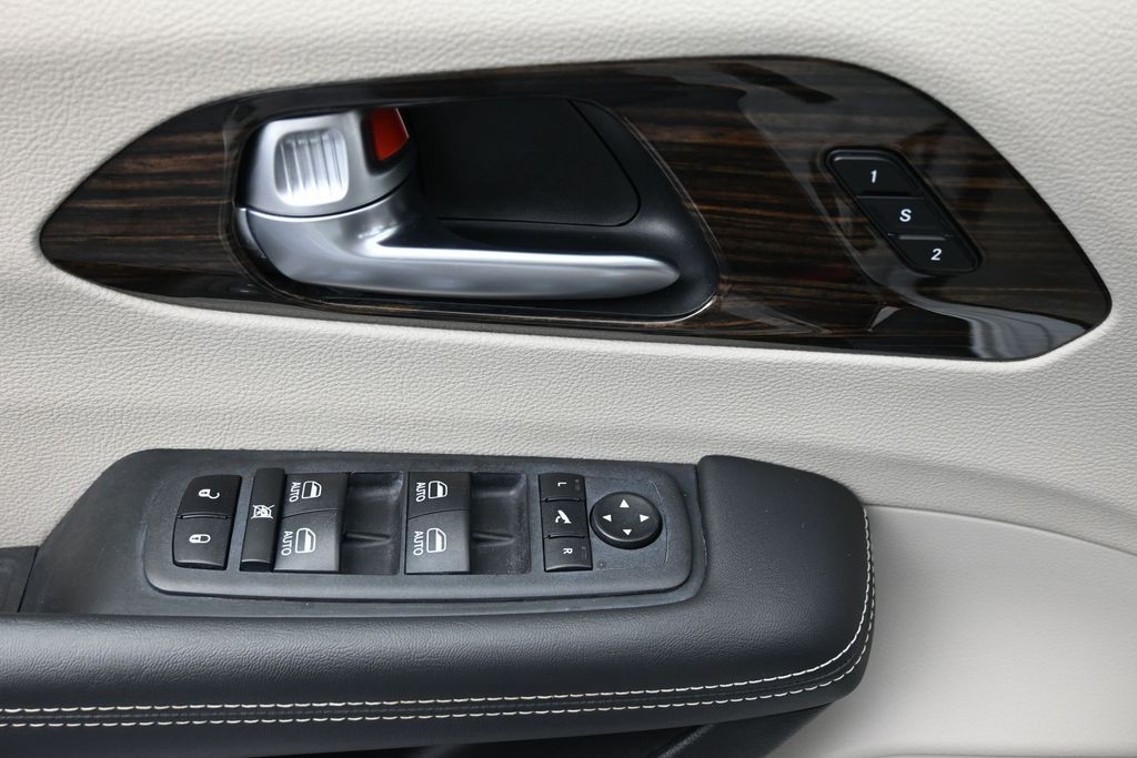Chrysler Pacifica Vehicle Full-screen Gallery Image 16