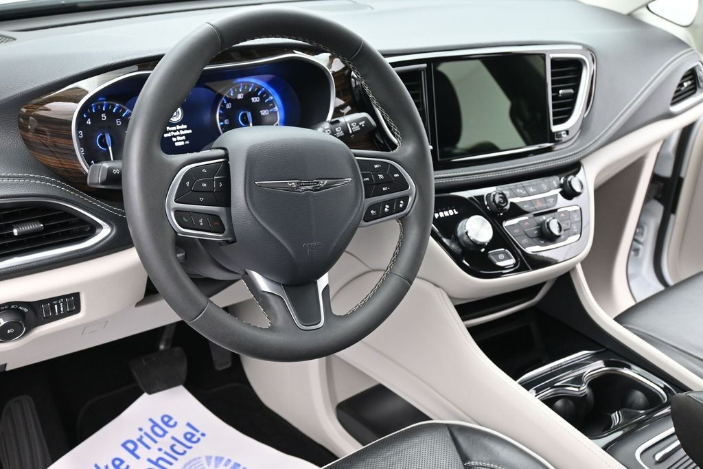 Chrysler Pacifica Vehicle Full-screen Gallery Image 17