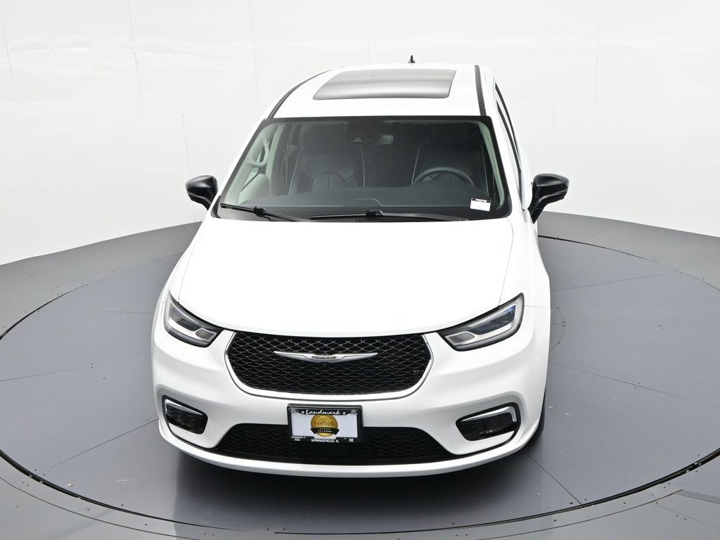 Chrysler Pacifica Vehicle Full-screen Gallery Image 19
