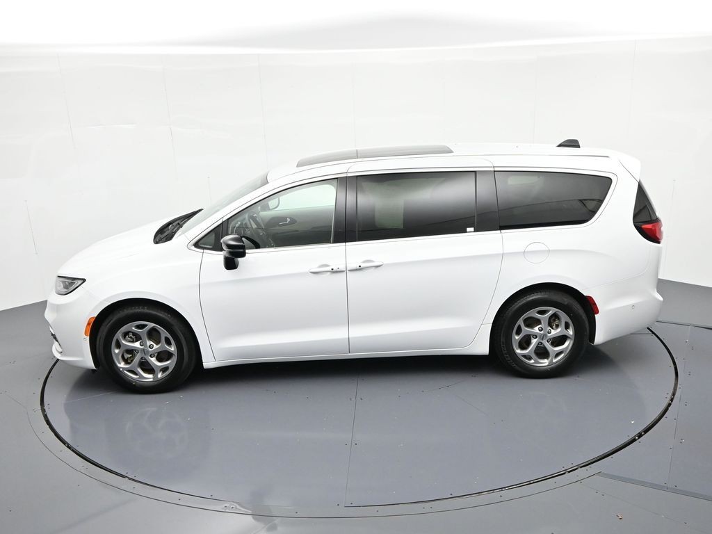 Chrysler Pacifica Vehicle Full-screen Gallery Image 21