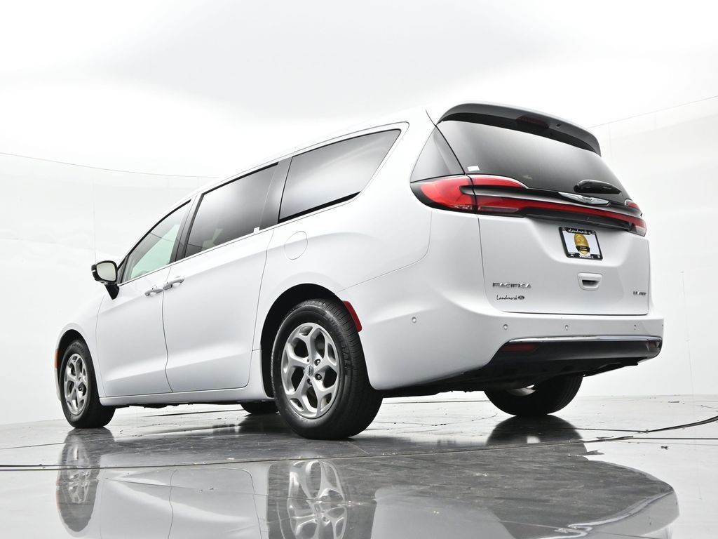 Chrysler Pacifica Vehicle Full-screen Gallery Image 22