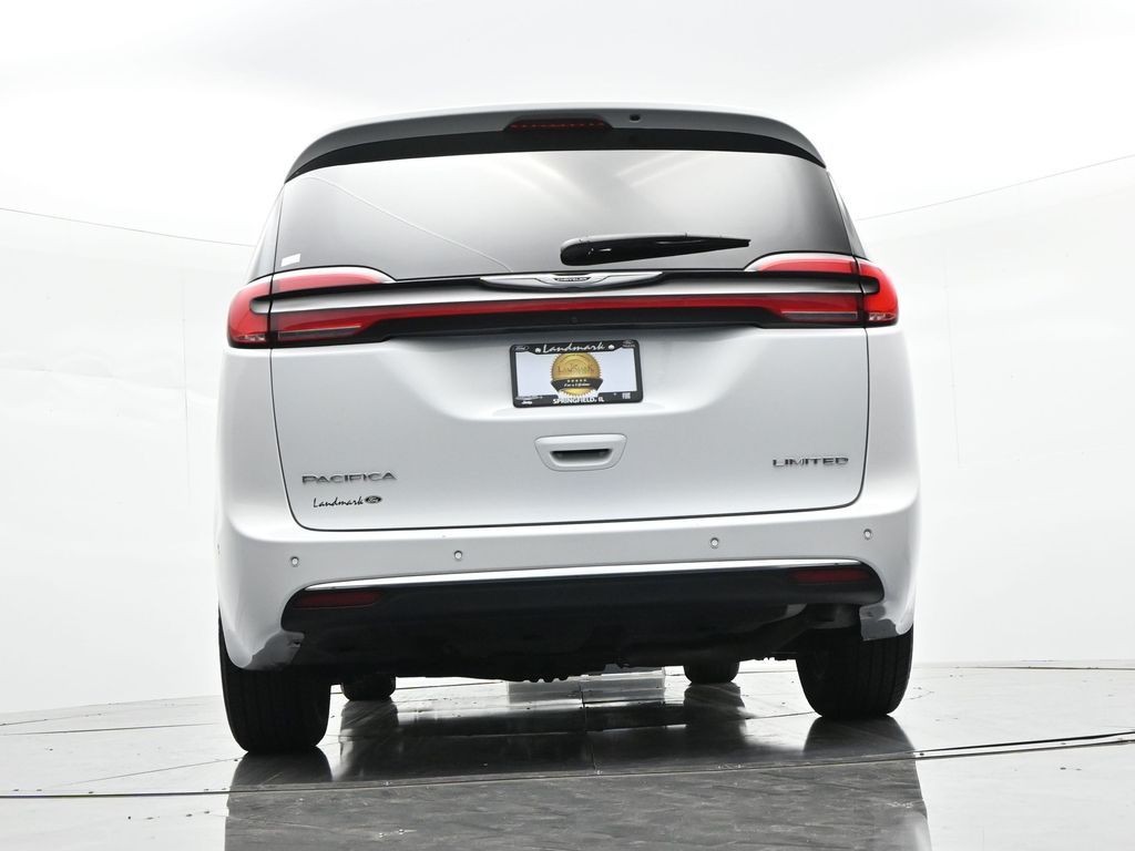 Chrysler Pacifica Vehicle Full-screen Gallery Image 23