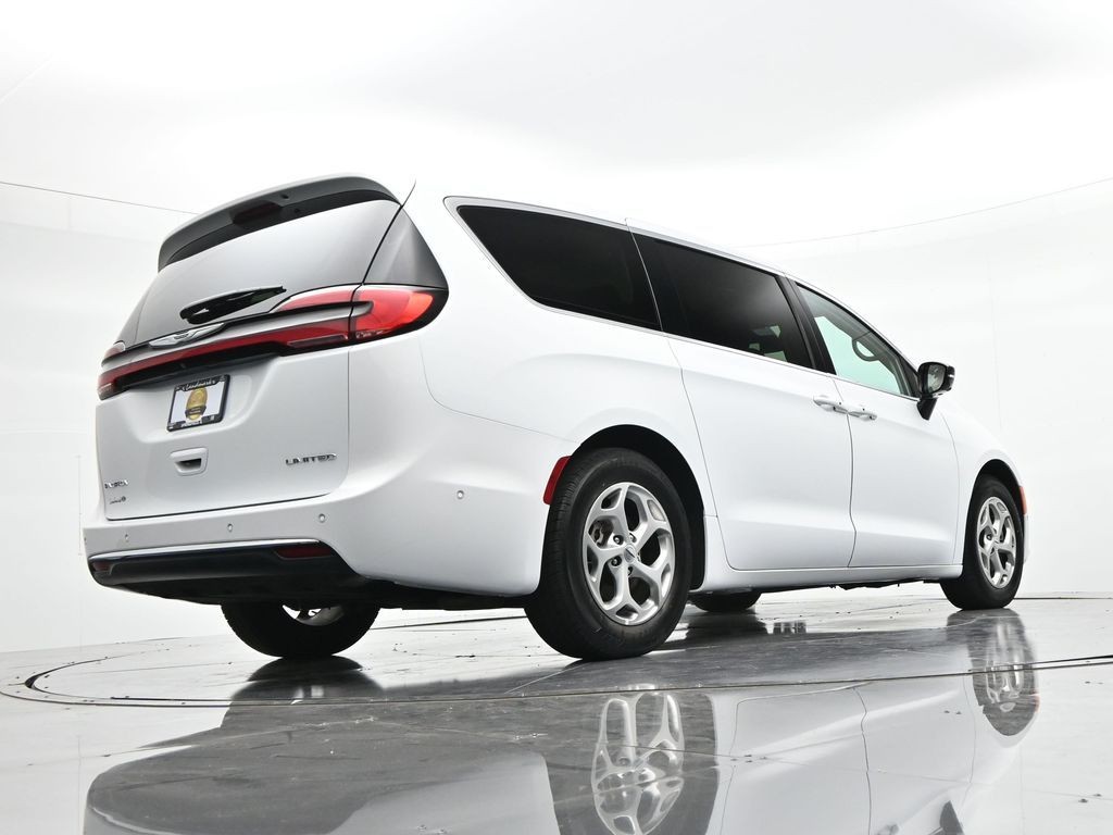 Chrysler Pacifica Vehicle Full-screen Gallery Image 24